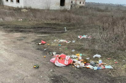 разорванный пакет с мусором на ул. Литовченко