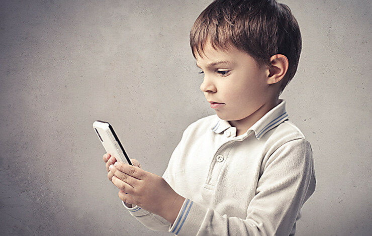 ребенок с телефоном (иллюстрация)