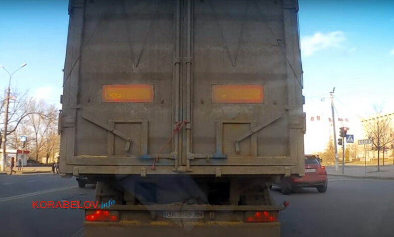 фура на пр. Богоявленском готовится повернуть на ул. Металлургов