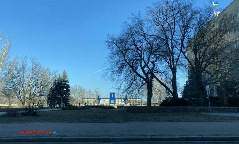 площадь возле здания Николаевской ОГА