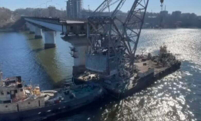 плавкран врезался в опору моста