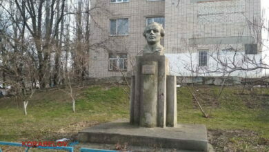 памятник Самойловичу возле сквера им. Самойловича