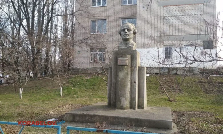 Николаевская горбольница №5, памятник доктору Самойловичу