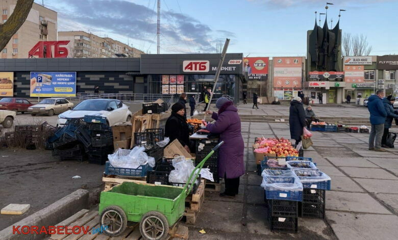февраль 2022: стихийная торговля у "АТБ" в Николаеве