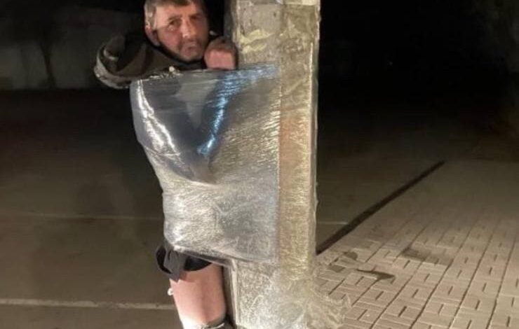 привязанный к столбу мародер