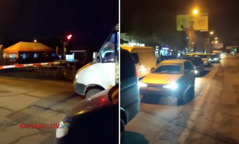 закрытый ж/д переезд, пробка