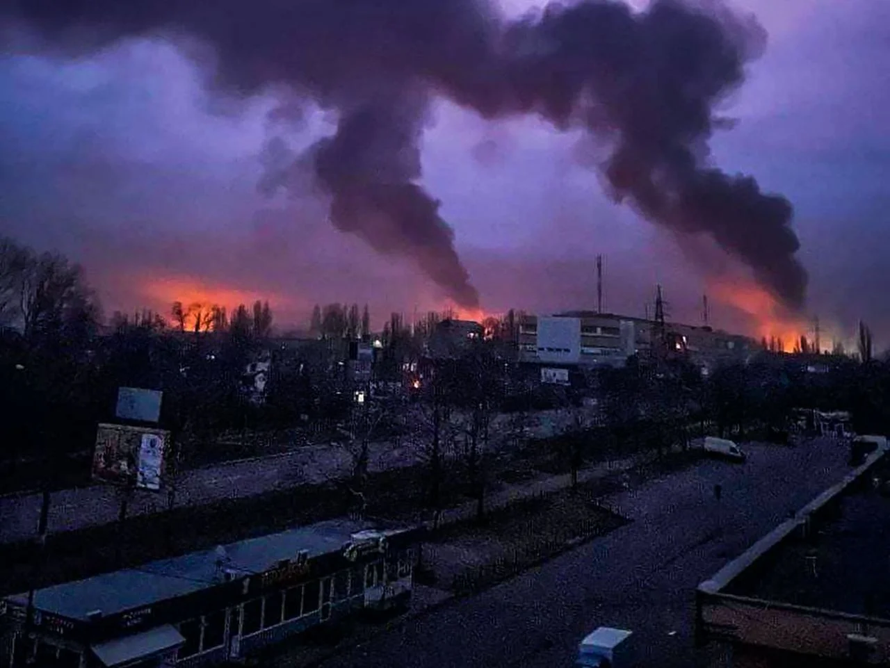 Результат обстрела Николаева: в домах пожары и разрушения, город частично  без света и тепла - Новости Николаева cегодня