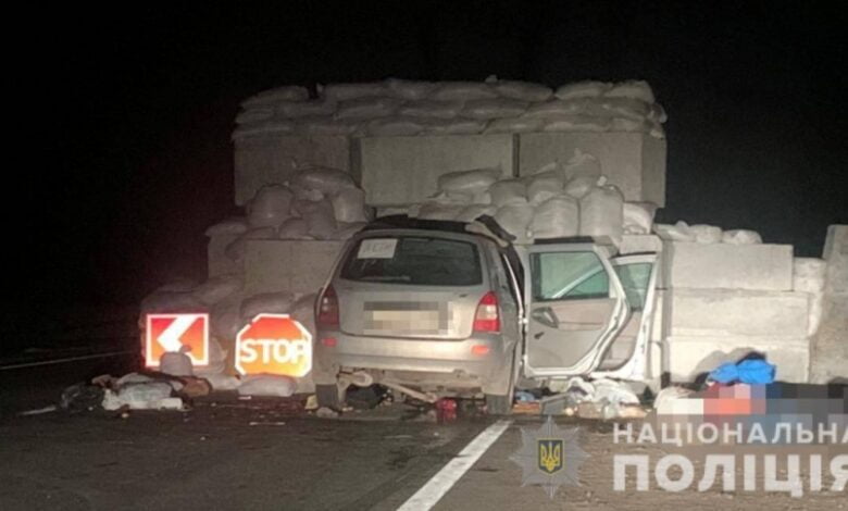 авто врезалось в блокпост