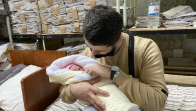 Алексей и новорожденная Маша. Фото: Елена Костюченко / "Новая газета"