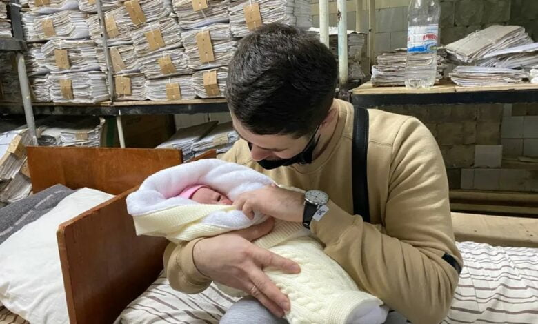 Алексей и новорожденная Маша. Фото: Елена Костюченко / «Новая газета»