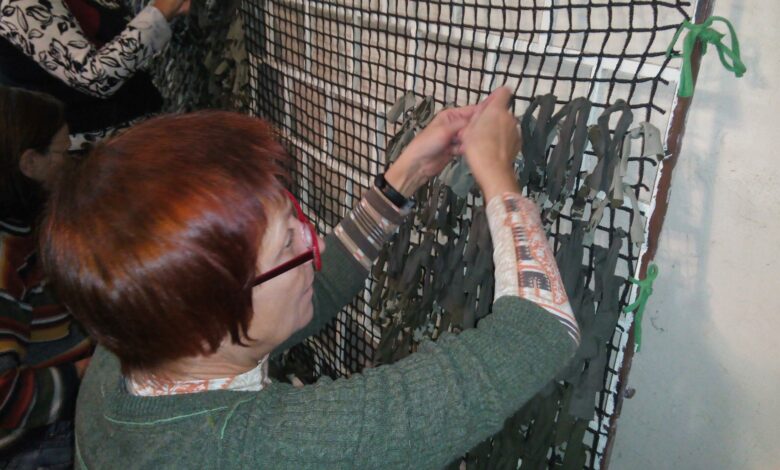 плетіння захисної сітки волонтерами