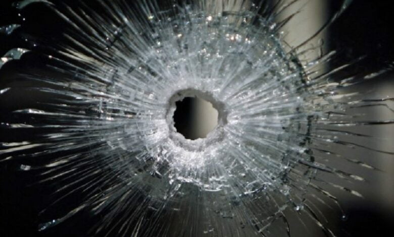 простреленное стекло