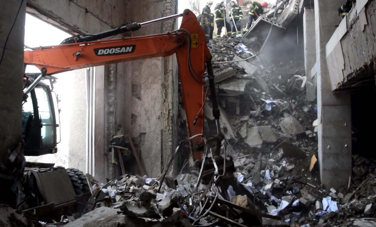 разбор завалов здания Николаевской ОВА