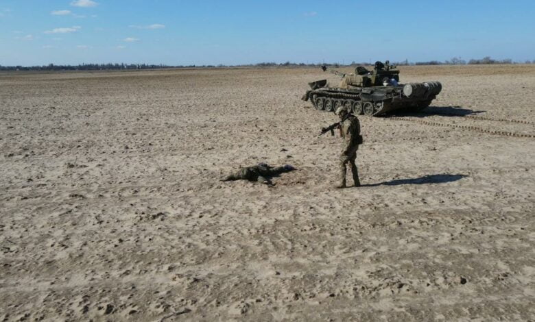 российский военный сдал танк