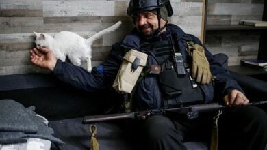 Украинский воин в перыве между боями с российскими оккупантами