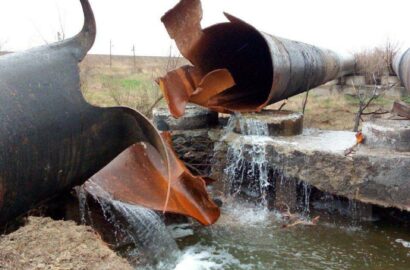 подорванная труба водовода