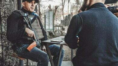 Александр Сенкевич с автоматом