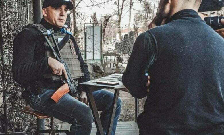 Александр Сенкевич с автоматом