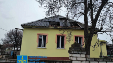 пошкоджений через обстріл будинок