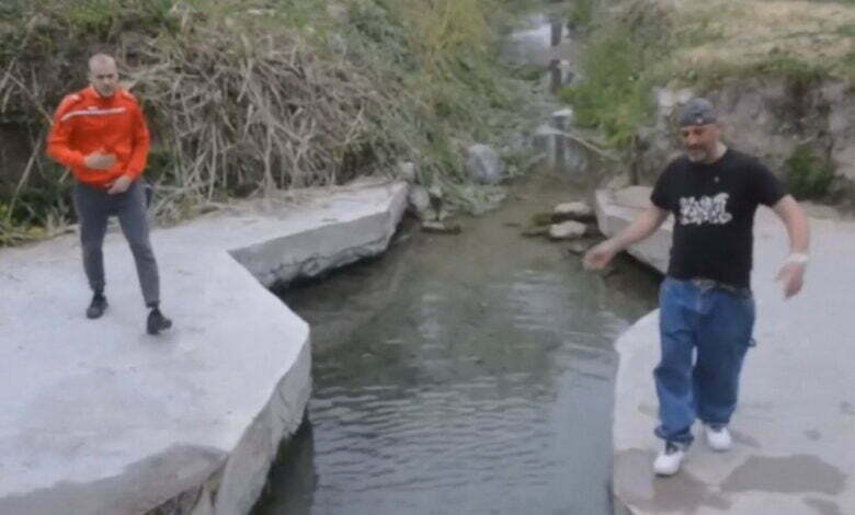 певцы на роднике в парке "Богоявленский"