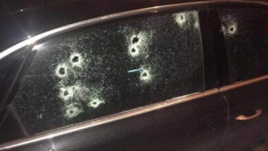 простреленное стекло машины