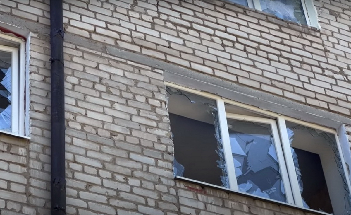 окна стекла разбиты в результате обстрела