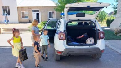 полицейский помог женщине с детьми выехать из села Лиманы