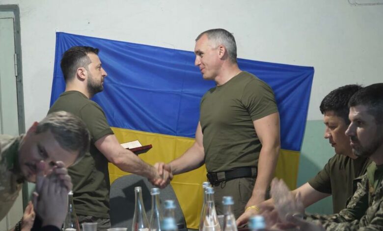 Зеленский вручает орден Сенкевичу