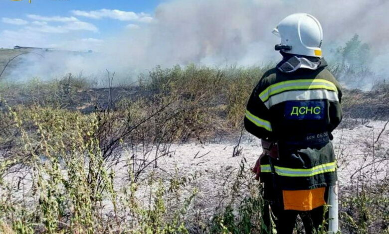 пожежа на відкритій території через потрапляння російських снарядів