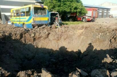 последствия ракетного удара в автопарке предприятия-перевозчика