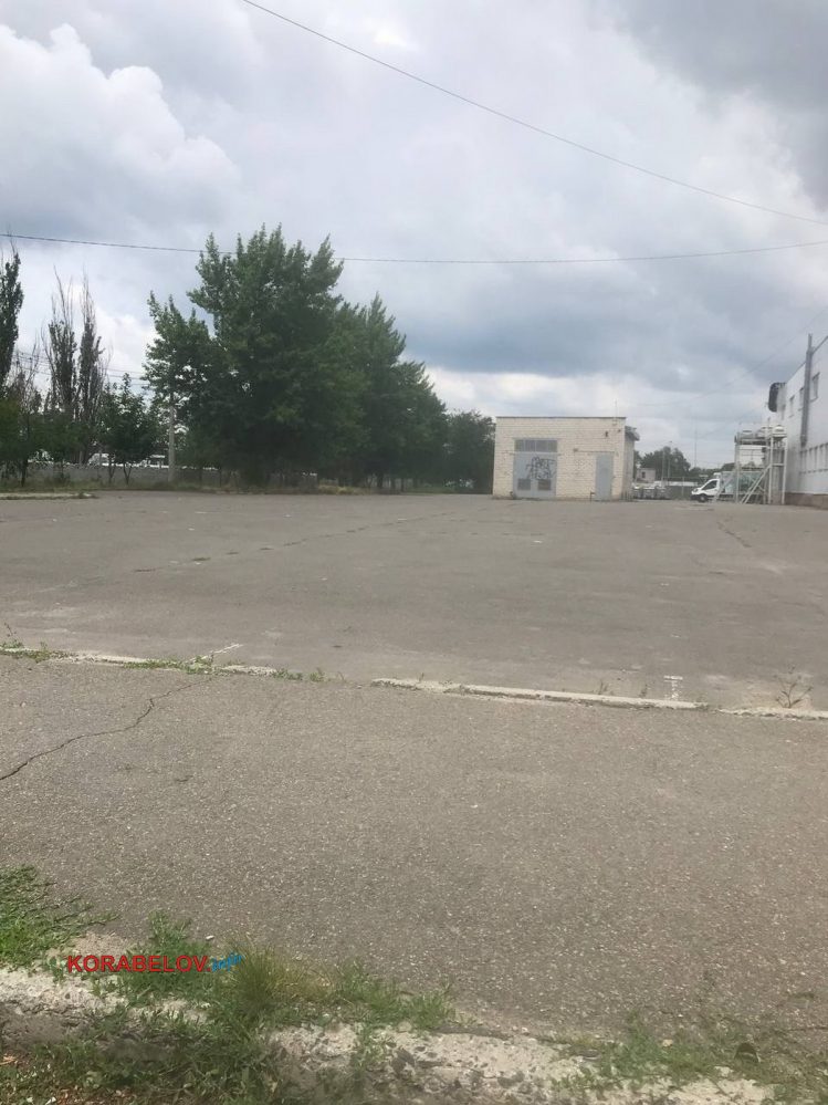 возле ЭКО-маркета