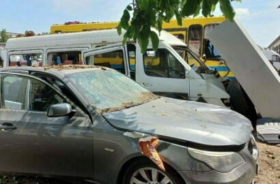 последствия ракетного удара в автопарке предприятия-перевозчика