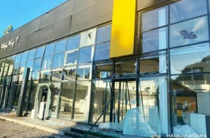 Поврежденный при обстреле рашистами автоцентр "Рено"