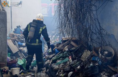 пожар в захломленном мусором доме