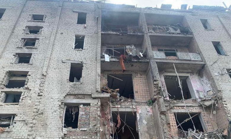 разрушенная из-за вражеского обстрела пятиэтажка в Вознесенске