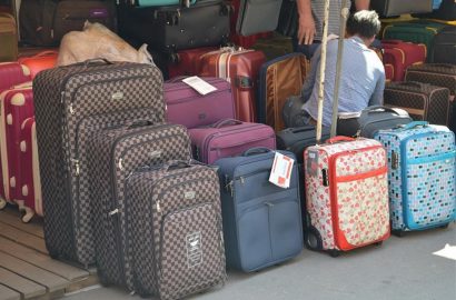 чемоданы на рынке