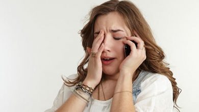 девушка плачет