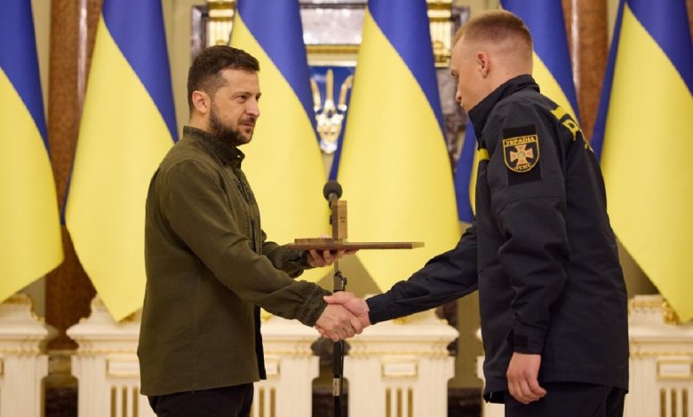 награждение: Владимир Зеленский и Игорь Ивасиков