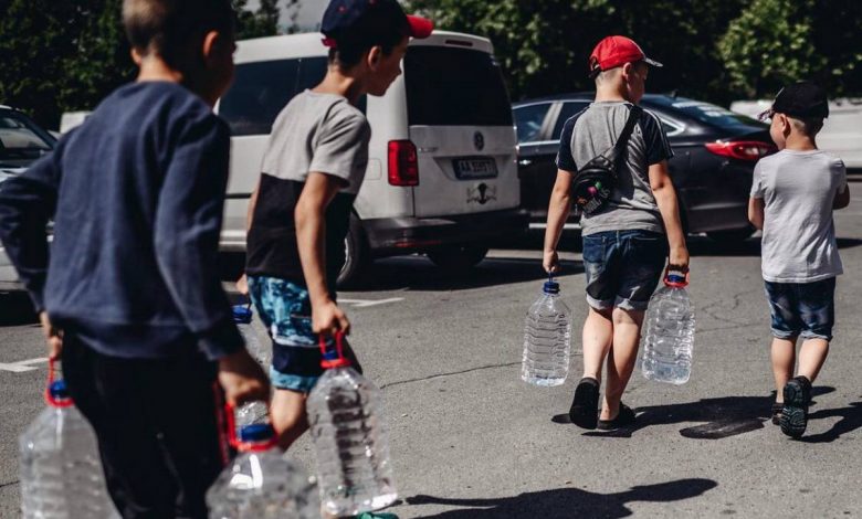 николаевские школьники носят воду домой
