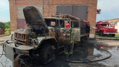 загоревшийся при обстреле пожарный автомобиль