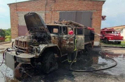 загоревшийся при обстреле пожарный автомобиль