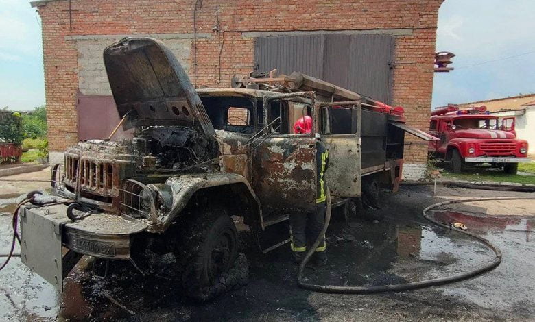 загоревшийся при обстреле пожарный автомобиль