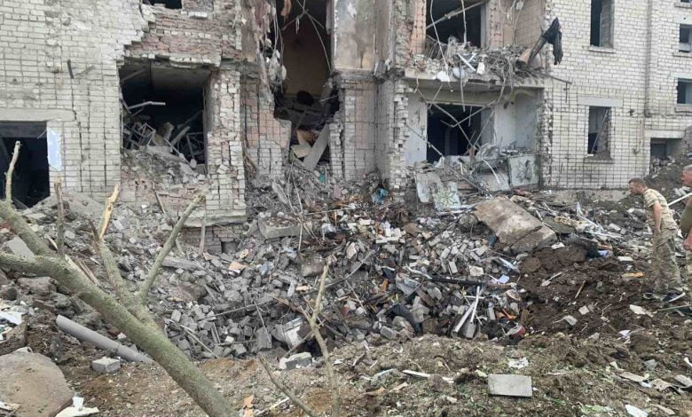 разрушенная из-за вражеского обстрела пятиэтажка в Вознесенске