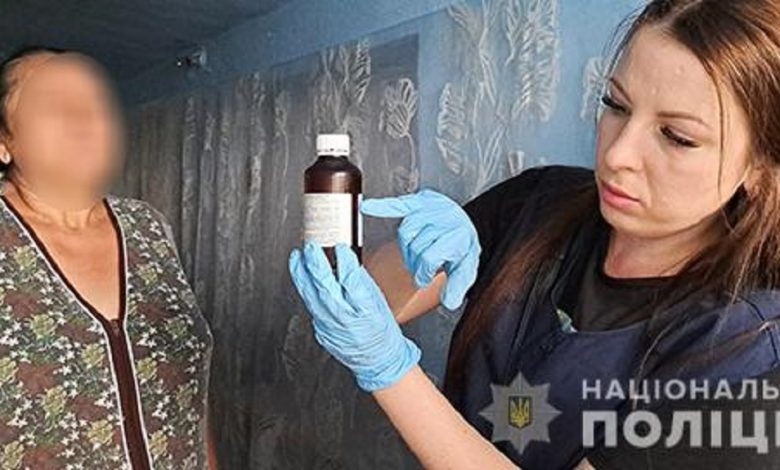 слева - задержанная наркосбытчица