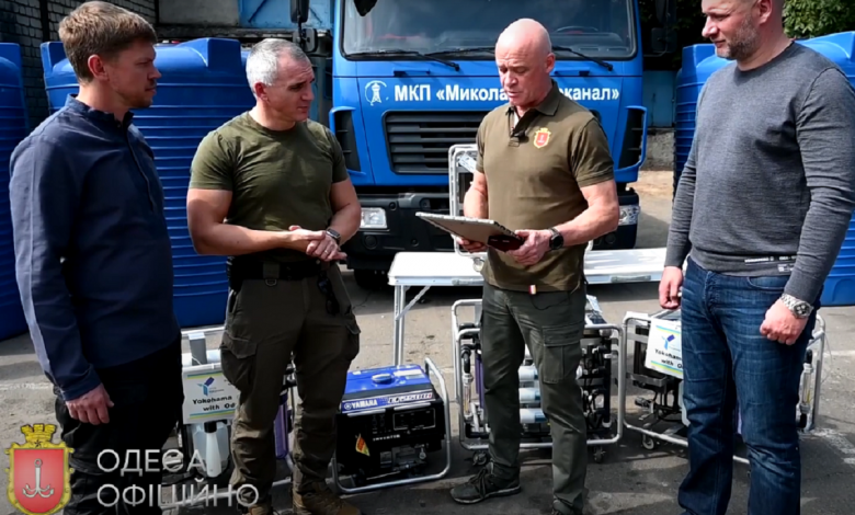 Труханов вручает награду Сенкевичу