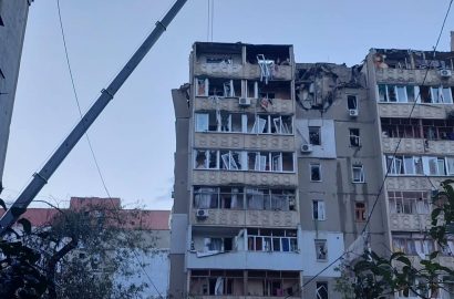 разрушенная вражеской ракетой многоэтажка