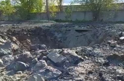 воронка в результате вражеского обстрела