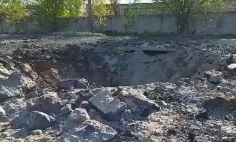 воронка в результате вражеского обстрела