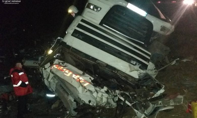 "Фура" перевернулась в кювет