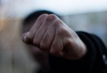 удар кулаком